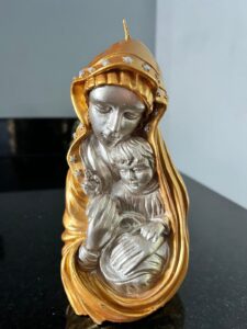 Virgen con corona y Jesús vela o candela