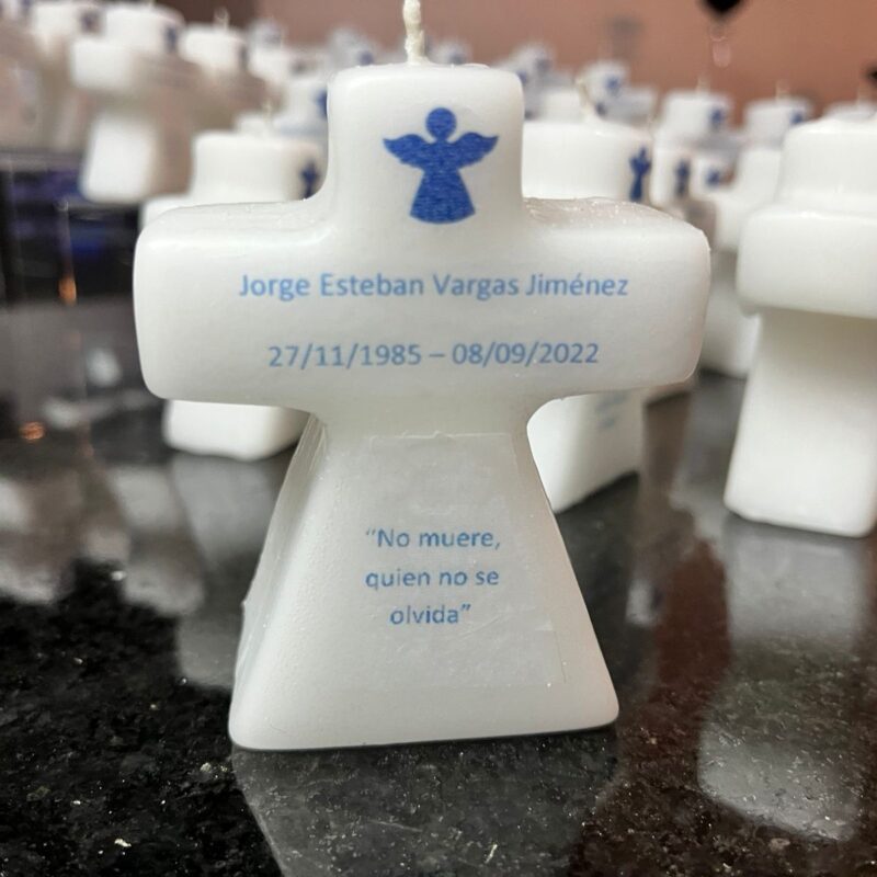 Cruz pequeña de recuerdo, vela o candela